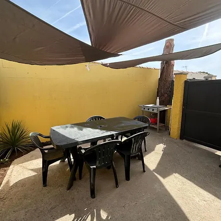 Petite Maison De *